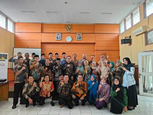 photo bersama dengan kasubbag kepegawaian Kanwil Banten