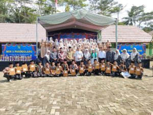 photo bersama kepala kemenag pandeglang dengan guru, tenaga pendidikan dan siswa MIN 3 Pandeglang